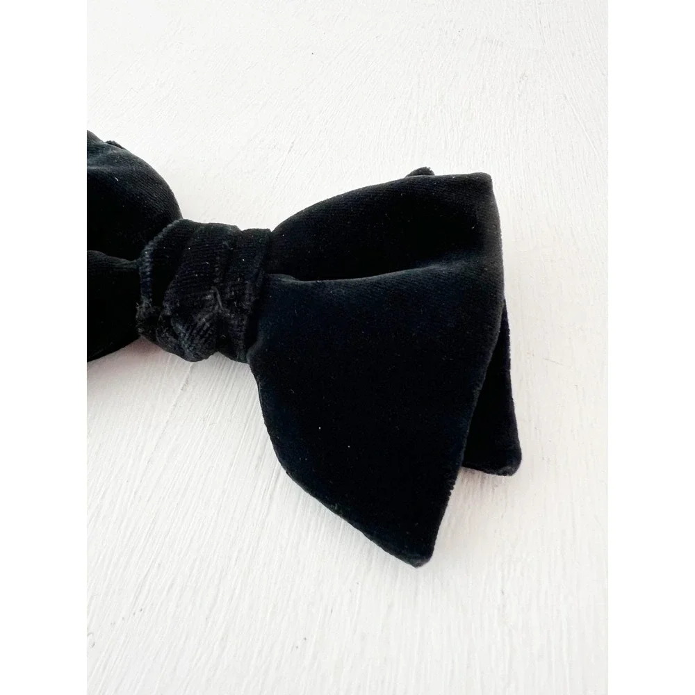 Vintage 1960s Bow Tie Black‎ Velvet Clip On Formal Accessory